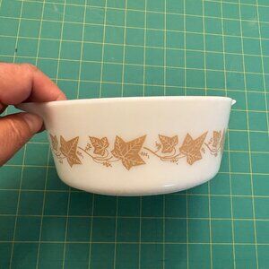 Pyrex White Tan Sandalwood Ivy Dish Sandalwood Ivy (#472 1.5 Pt) - Vintage